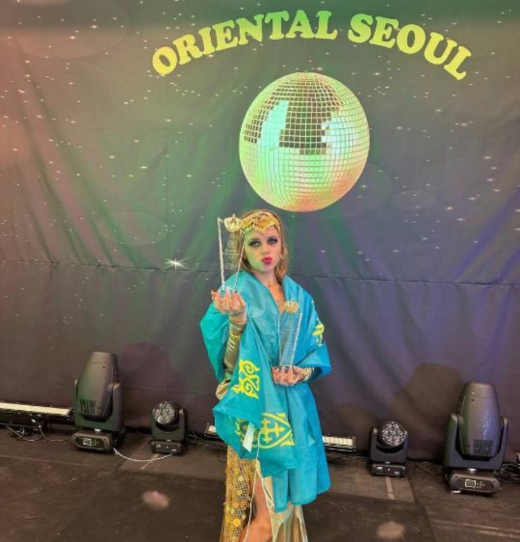 Юные карагандинки покорили восточными танцами Сеул