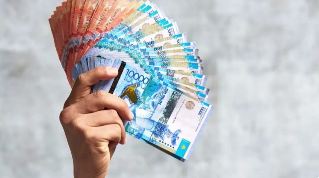 Зарплаты 25 тысяч казахстанцев вырастут более чем на треть с сентября