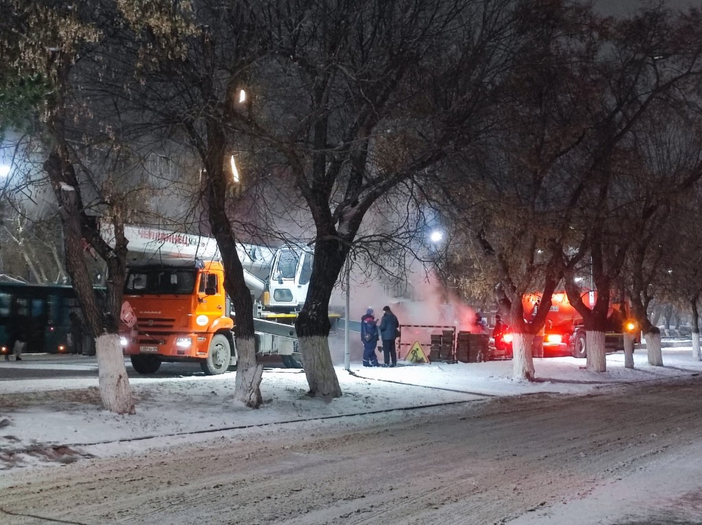 В Караганде на проспекте Абдирова снова прорыв на теплосети