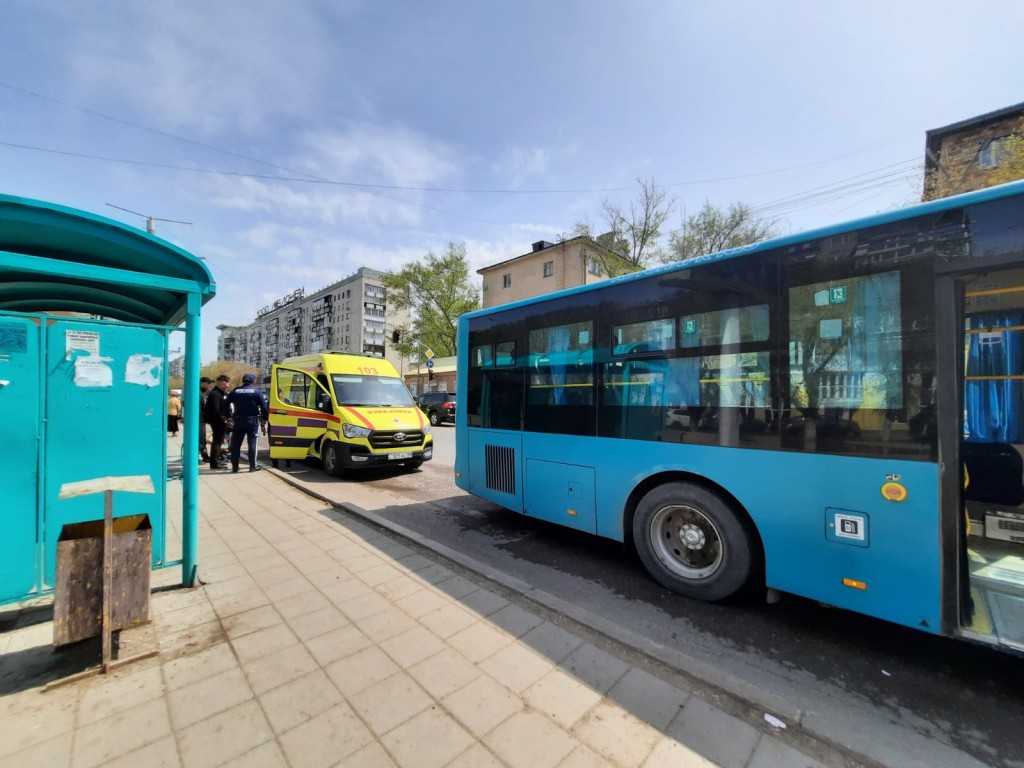 В Караганде женщина выпала из автобуса