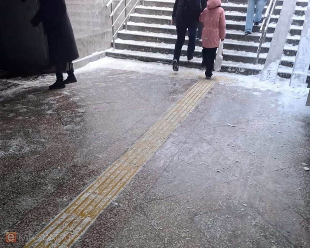 Карагандинцы вновь пожаловались на скользкие подземные переходы