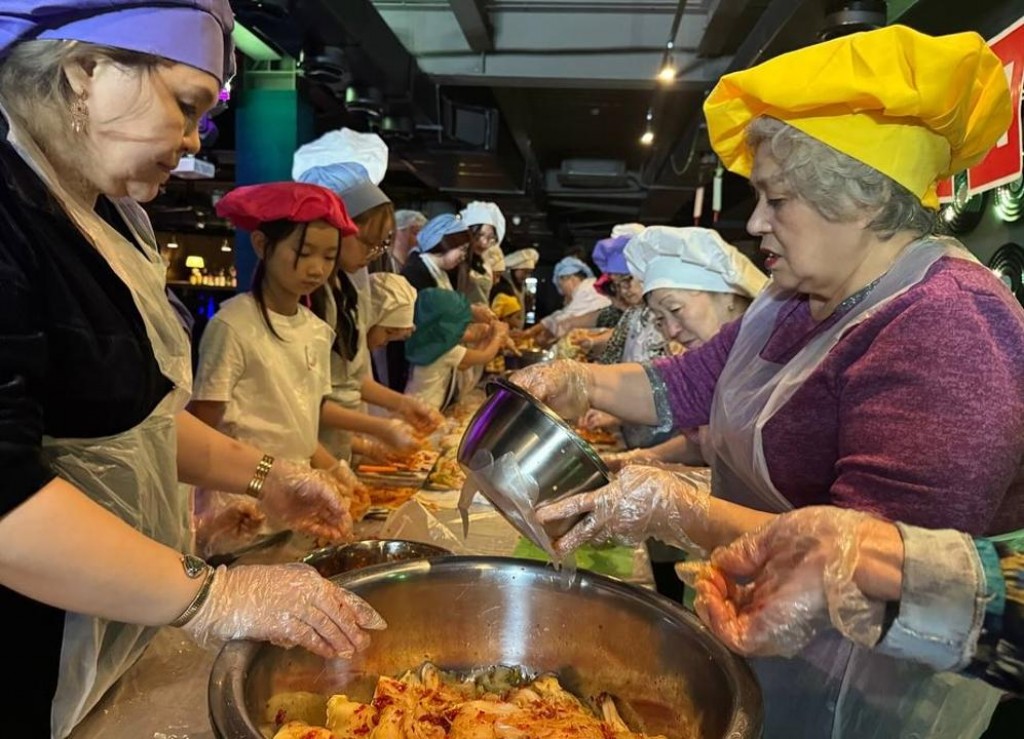 Ұрпақтан-ұрпаққа: корейлердің этномәдени бірлестігінің өкілдері қарағандылықтарға кимчи сыйлады