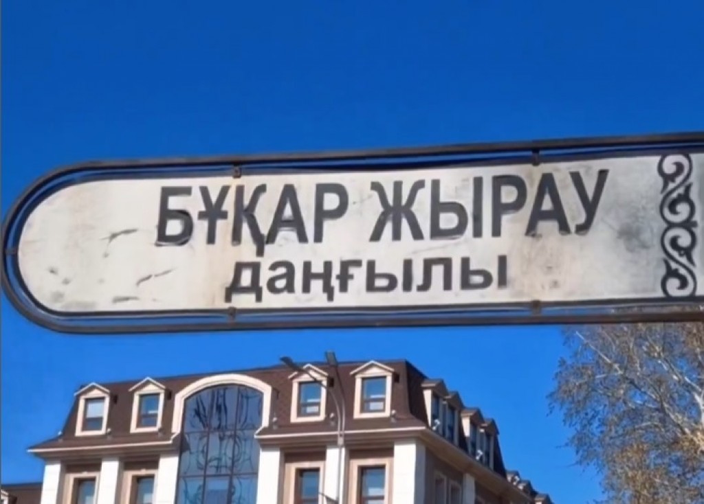 Пеший обход центра Караганды совершил новый аким района имени Казыбек би