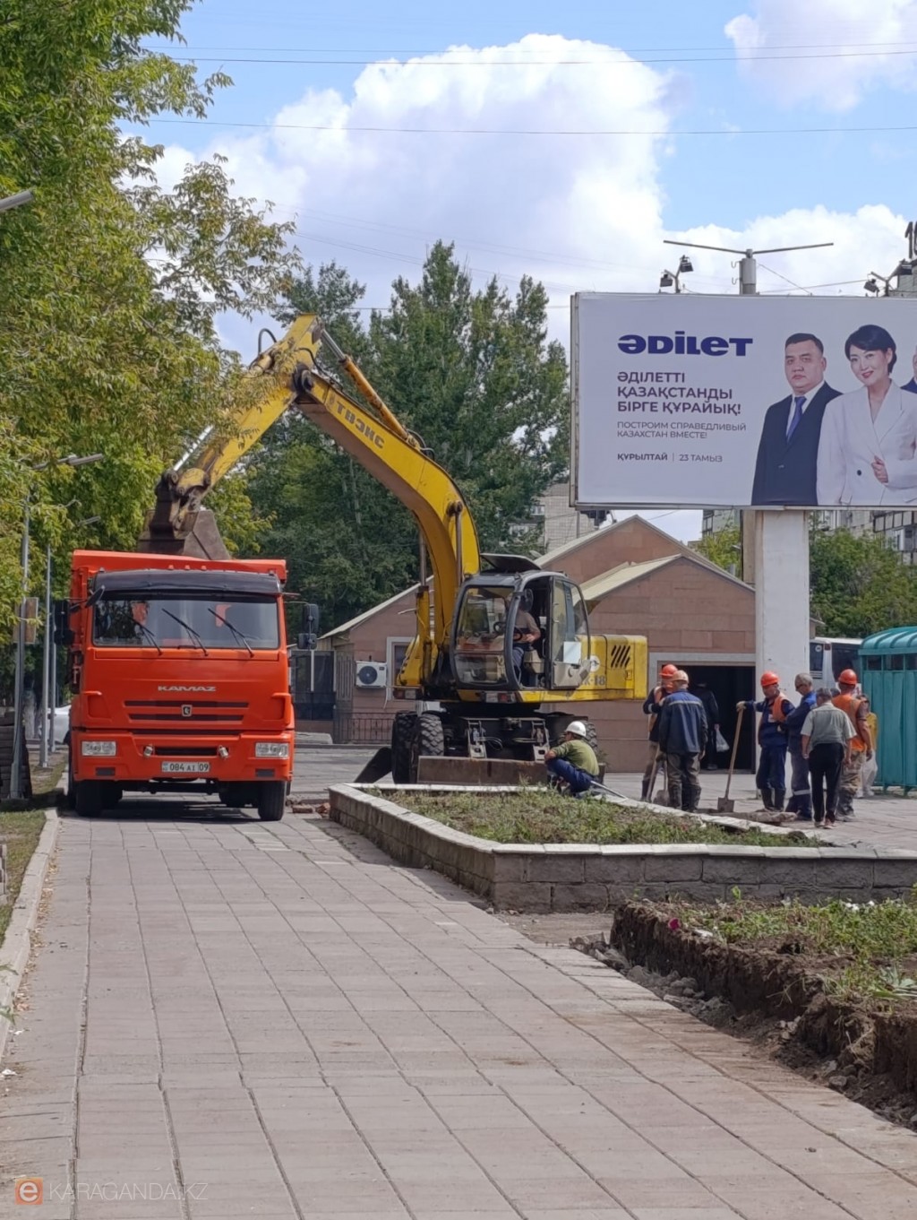 В Караганде в сквере Н. Абдирова снова раскопали теплосети