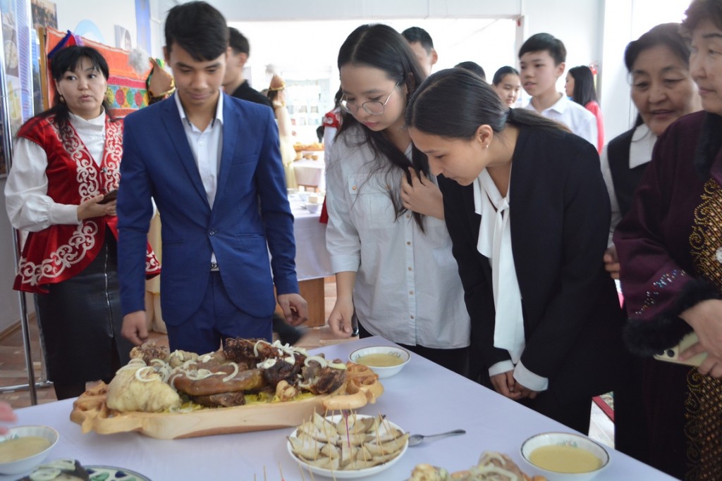 В карагандинской школе отметили День национальных блюд. Фоторепортаж