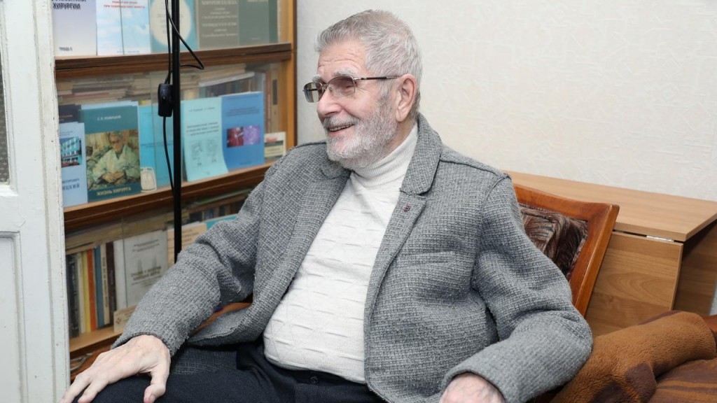 Талантливого хирурга Сергея Лохвицкого поздравили с юбилеем в Карагандинской области