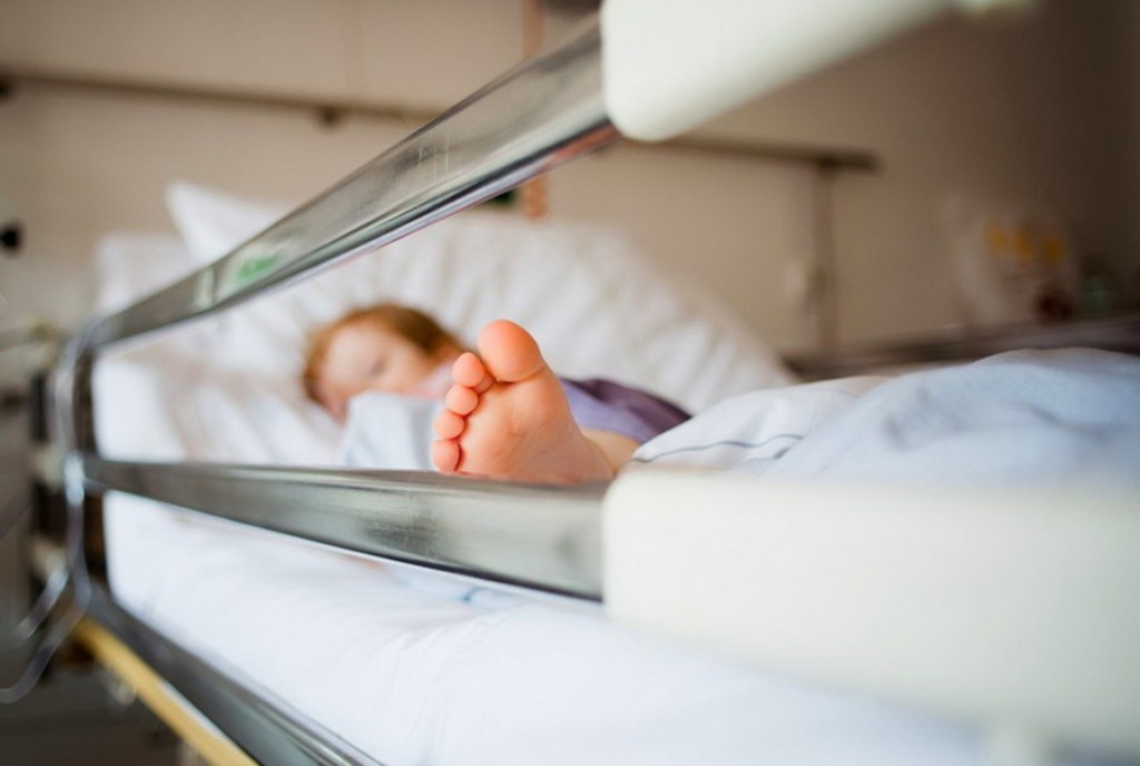 Врачи рассказали о состоянии выпавшего из окна ребенка в Темиртау