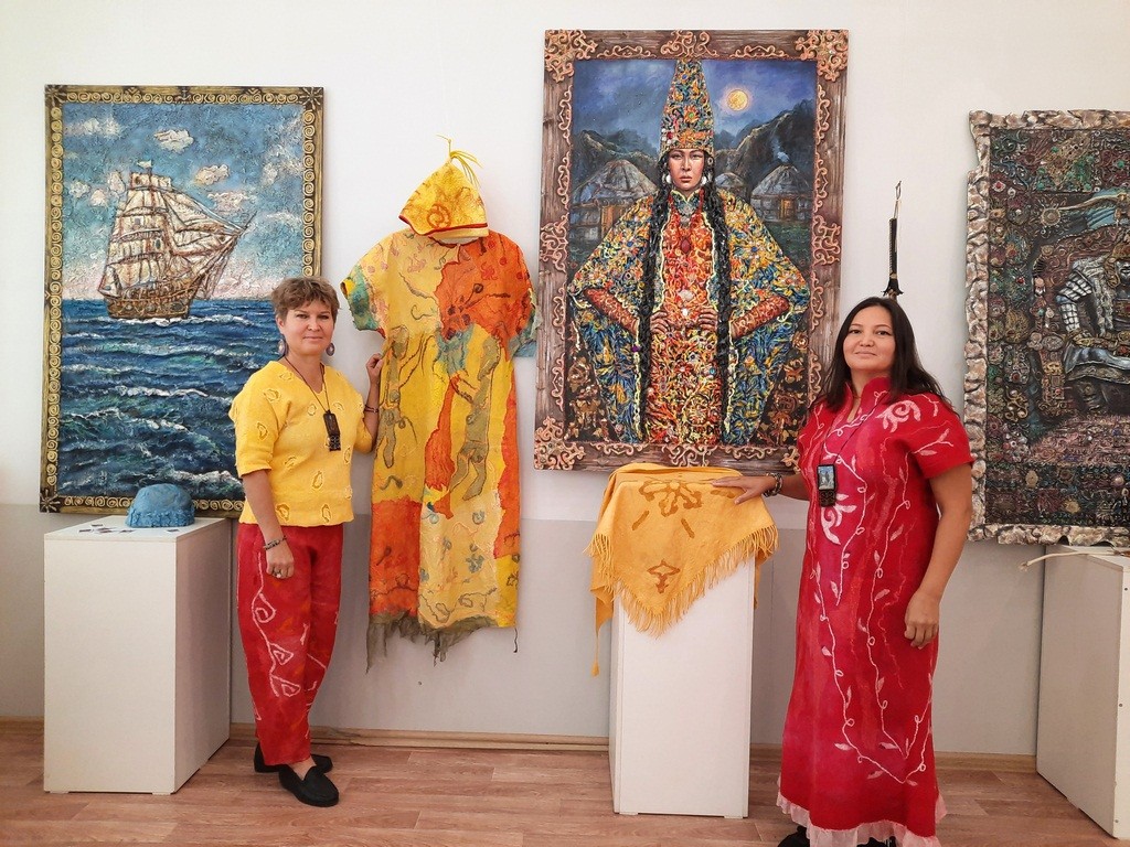 Акцент на детали: что представили художницы из Актау на выставке в Караганде