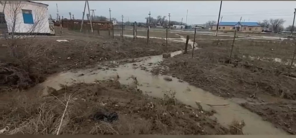 В село Мойынты Карагандинской области пришли талые воды
