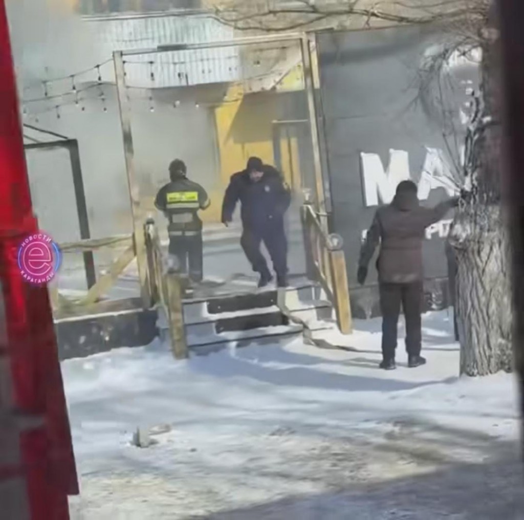 В Караганде во время пожара в кафе пострадали повар и администратор