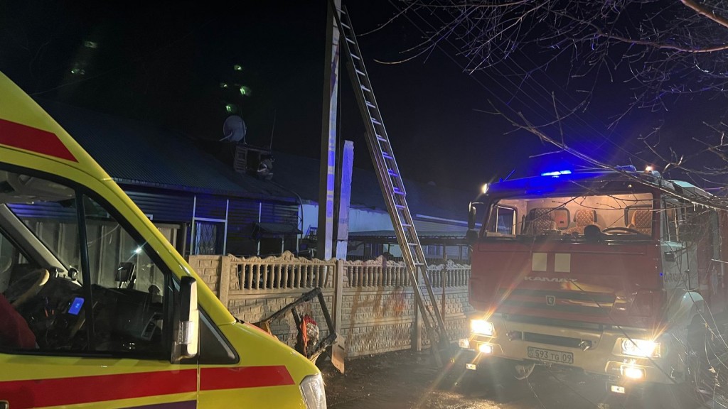 Карагандинские огнеборцы спасли женщину во время пожара