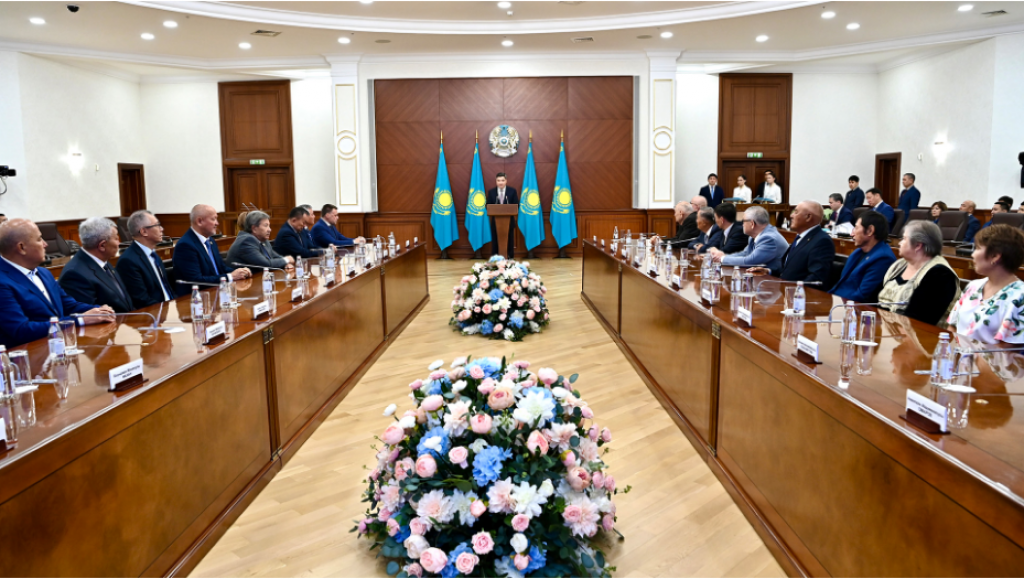 От имени Главы государства Премьер-министр Олжас Бектенов вручил награды работникам строительной отрасли