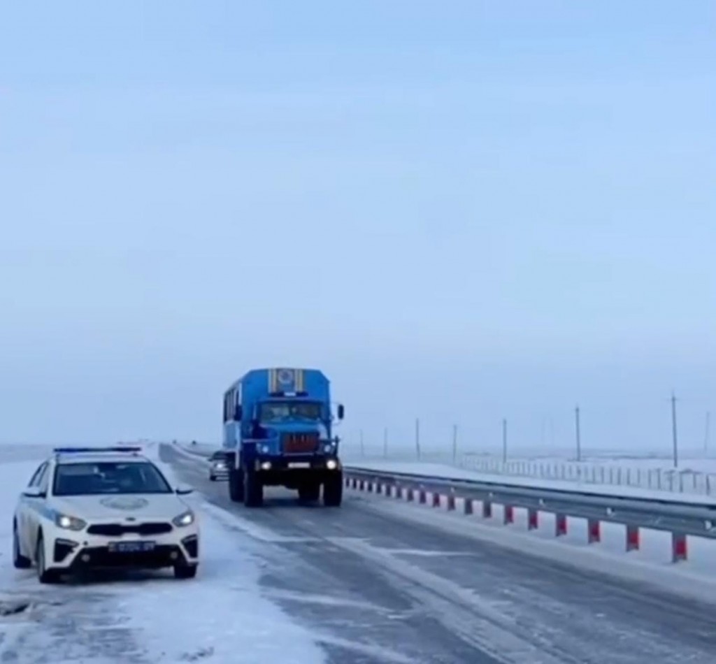 В Карагандинской области спасатели пришли на помощь пассажирам неисправного автобуса