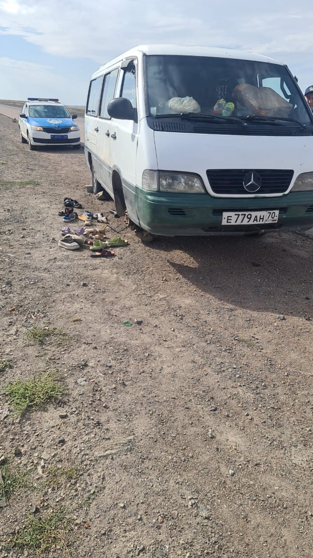 Карагандинские полицейские помогли иностранцам, на сутки застрявшим в степи без связи