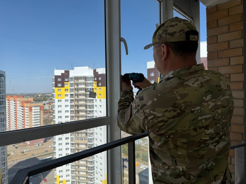 29 детей за семь месяцев: почему из окон в Карагандинской области продолжают выпадать дети