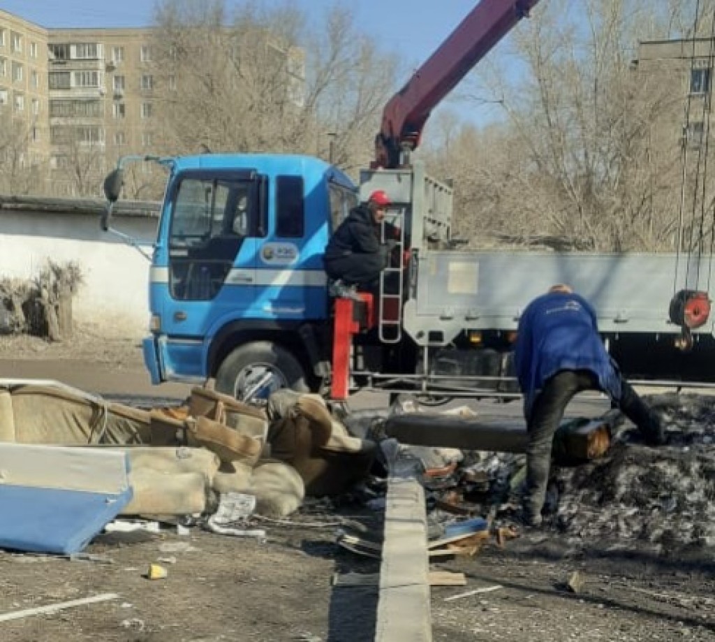 В Темиртау демонтировали аварийный столб освещения