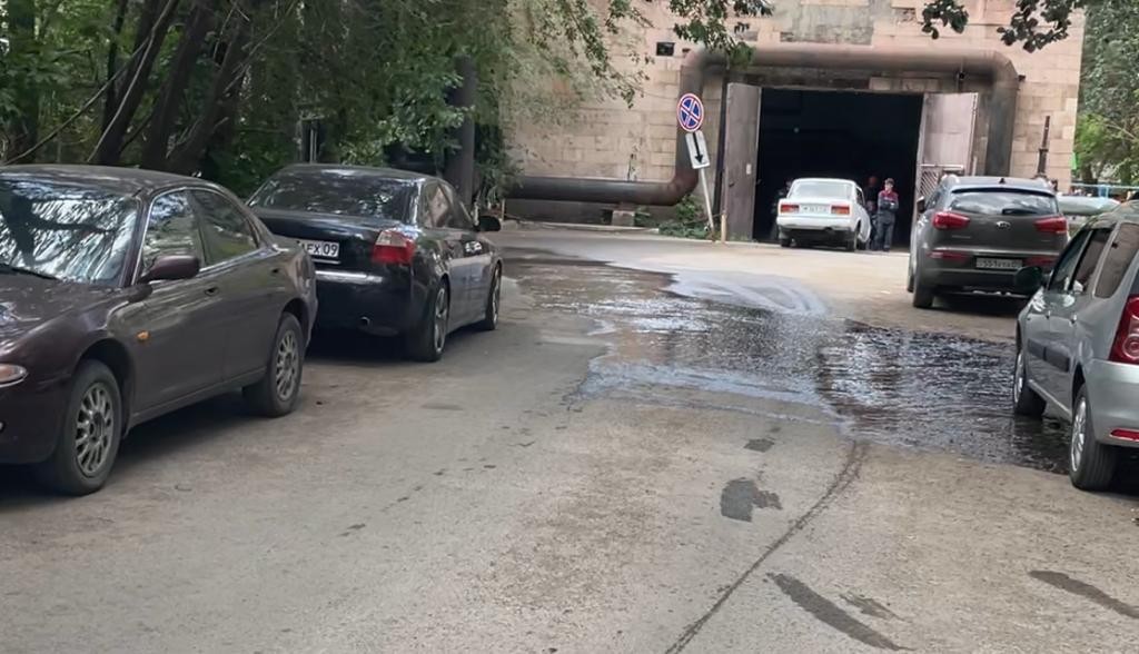 Сильный прорыв трубопровода произошел на одной из улиц в Караганде