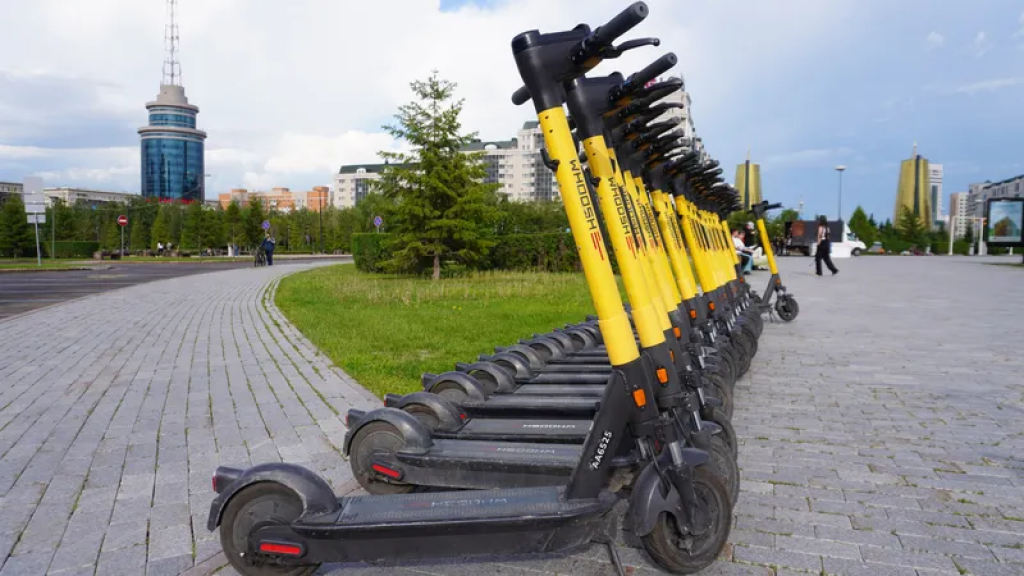 В Казахстане хотят ввести госномера для самокатов и велосипедов