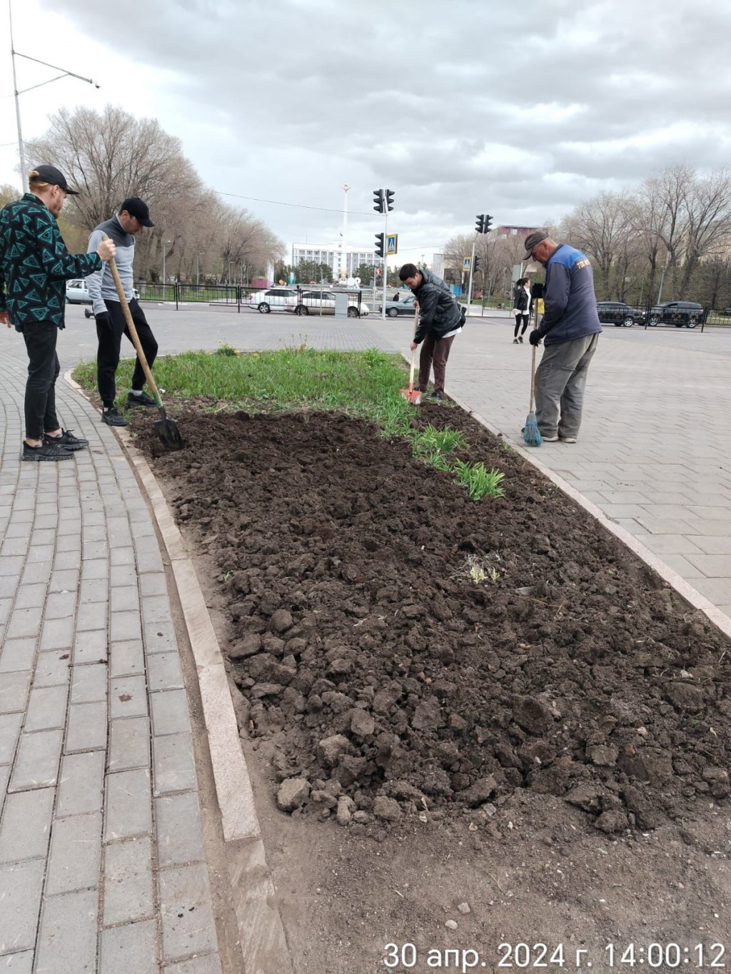 Около полутора миллионов однолетних цветов высадят в парках и скверах Караганды