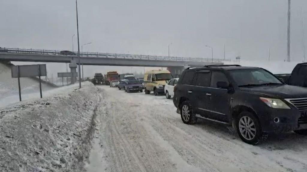 Застрявших на трассе Караганда – Темиртау автомобилистов пропускают под присмотром полиции