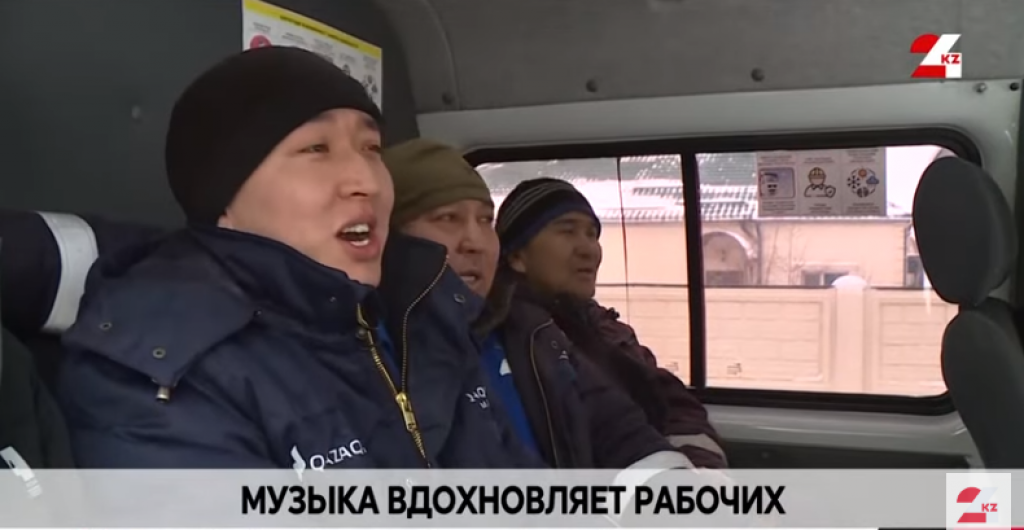 Слесарь газовой службы вдохновляет коллег своим пением