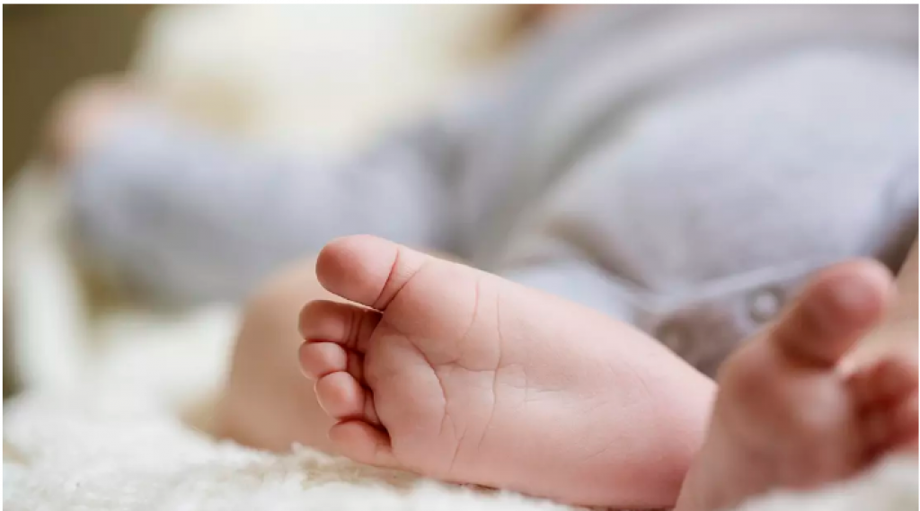 Биологическую мать найденного на лавочке ребенка установили в Караганде