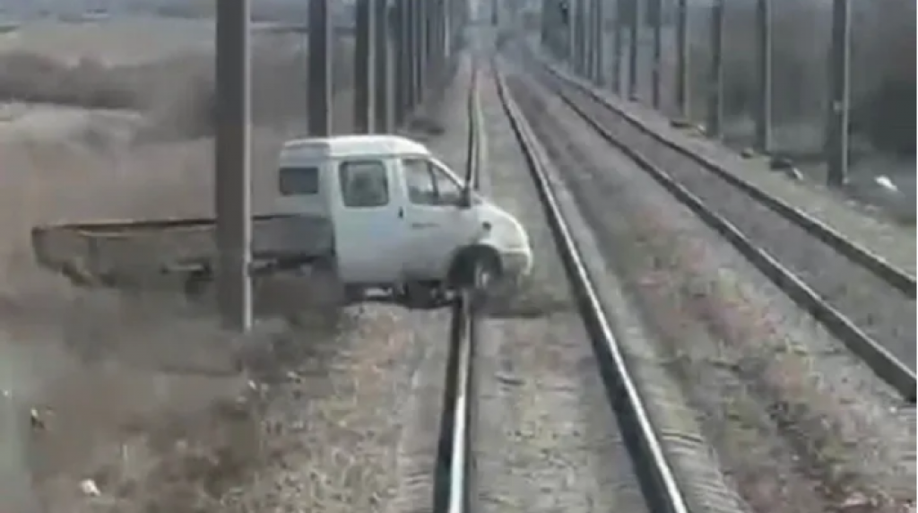 Грузовик пытался переехать ж/д пути в неположенном месте перед электровозом