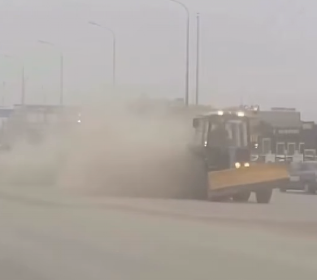 Қарағандыда көшелерді шаңмен тазалауға тағы да шағымданды: мердігер жауапқа тартылды