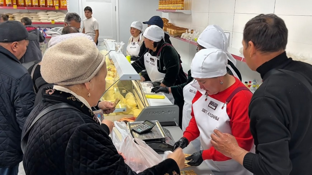 Қарағандылықтар жаңа әлеуметтік павильонда делдалсыз фермерлерден жаңа өнімдер сатып алуда