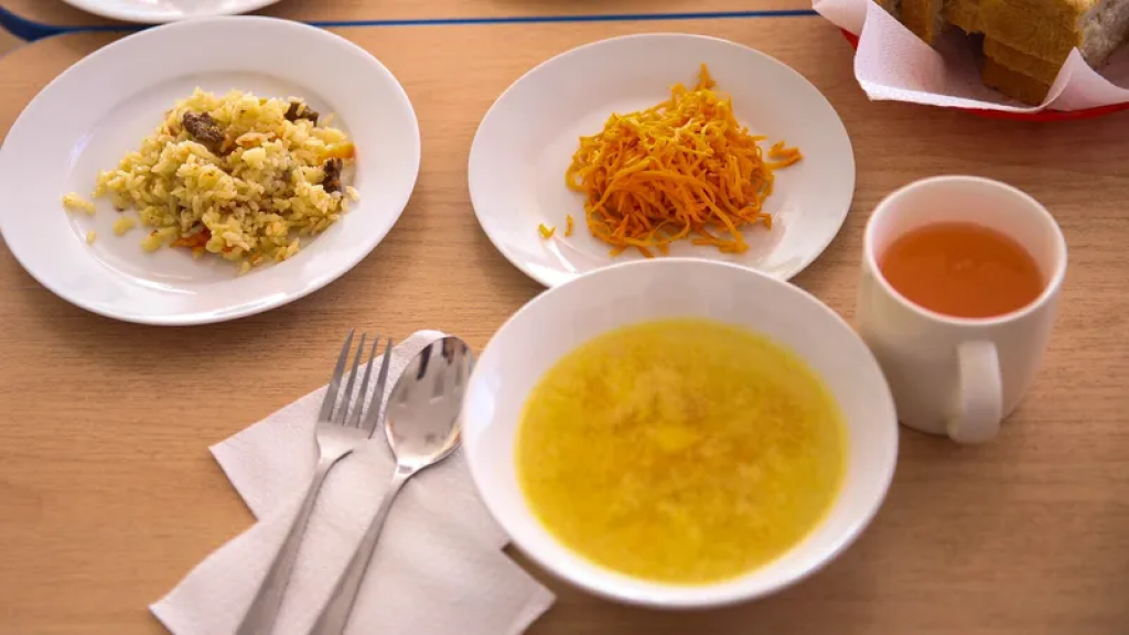 Родители против школьного питания: как взыскать «штраф» за болезнь ребенка