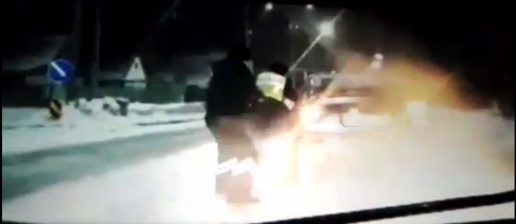 Нетрезвый водитель протащил полицейского 200 метров, а потом вылетел в кювет