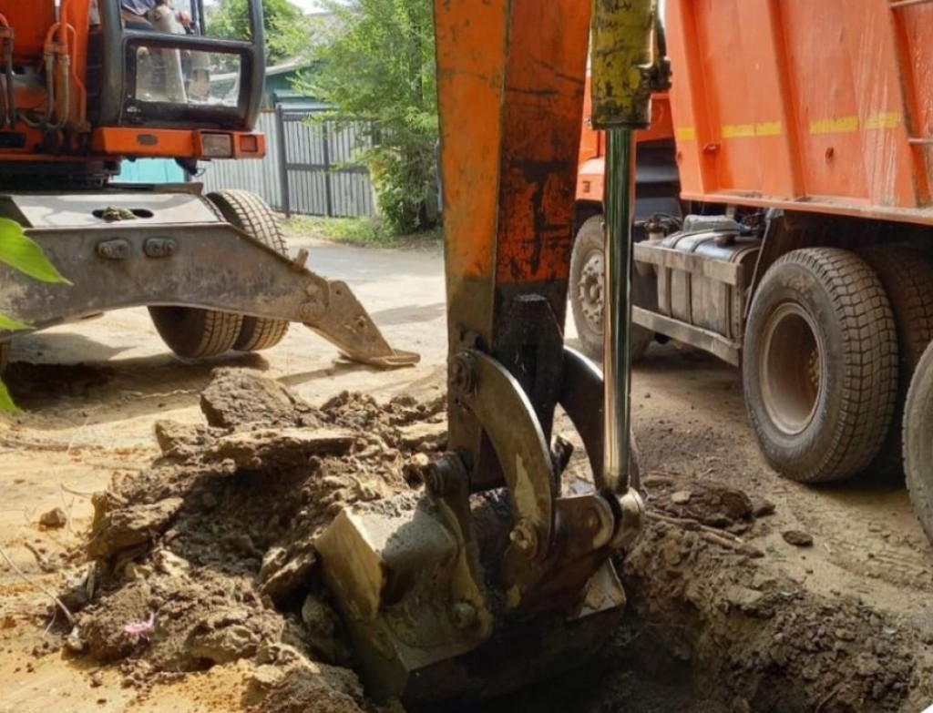 В Караганде началась замена еще одного старого водопровода