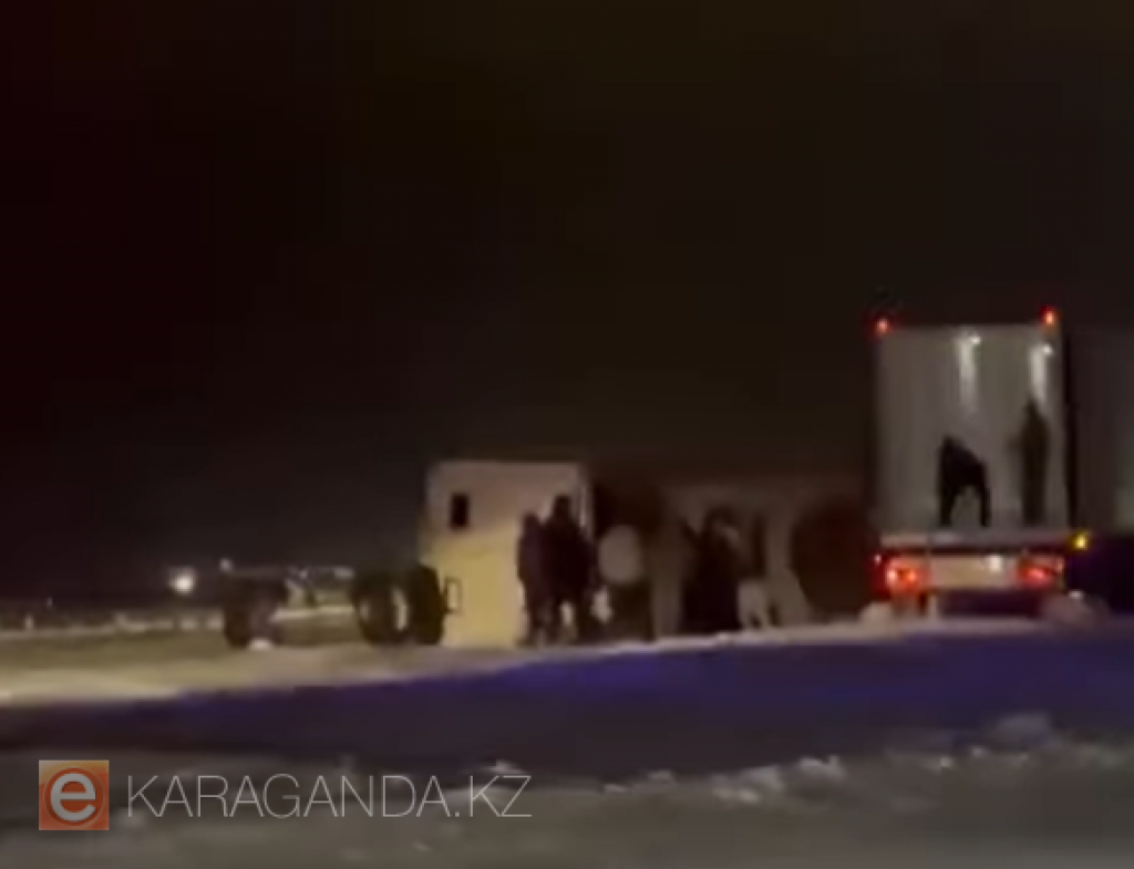 Фура Астана-Қарағанды тас жолында аударылды