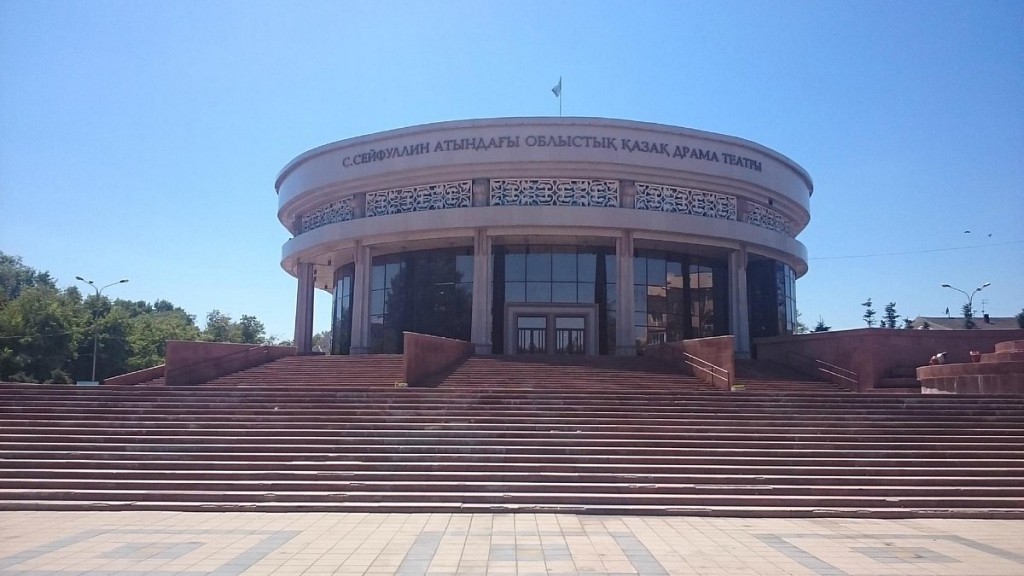 Для чего возле карагандинского театра С. Сейфуллина демонтировали брусчатку хорошего качества?