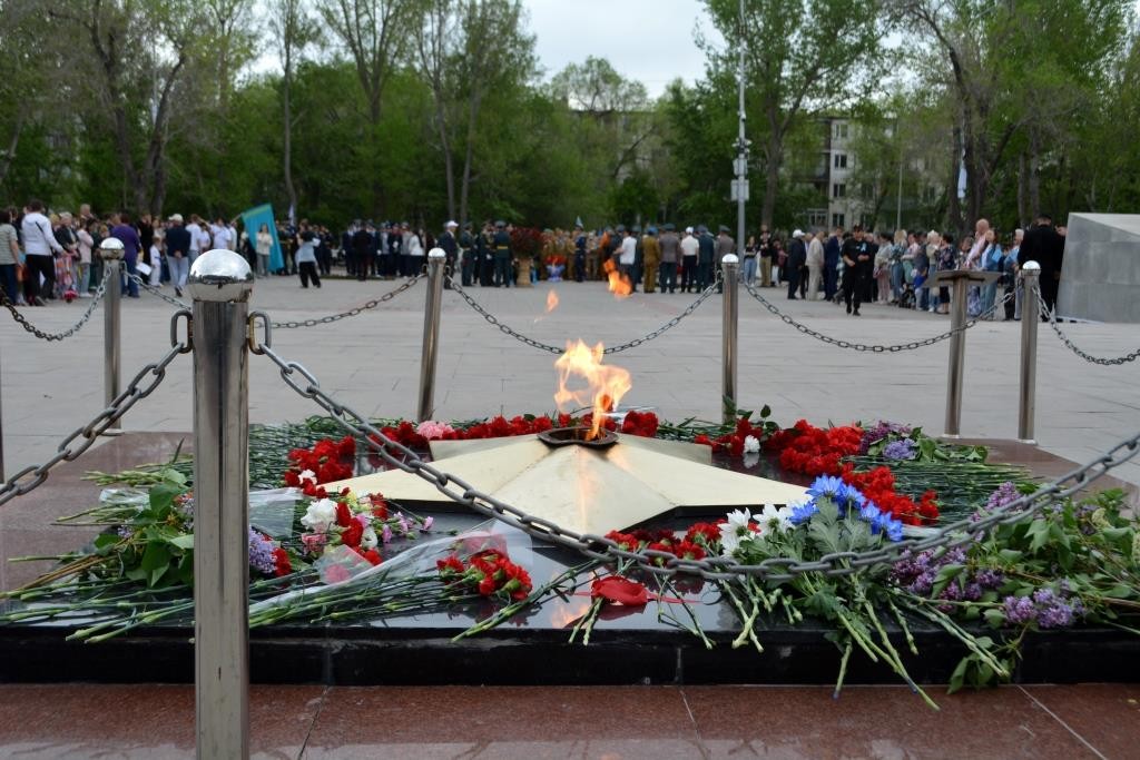 В Караганде возложили цветы к мемориалу «Вечный огонь»