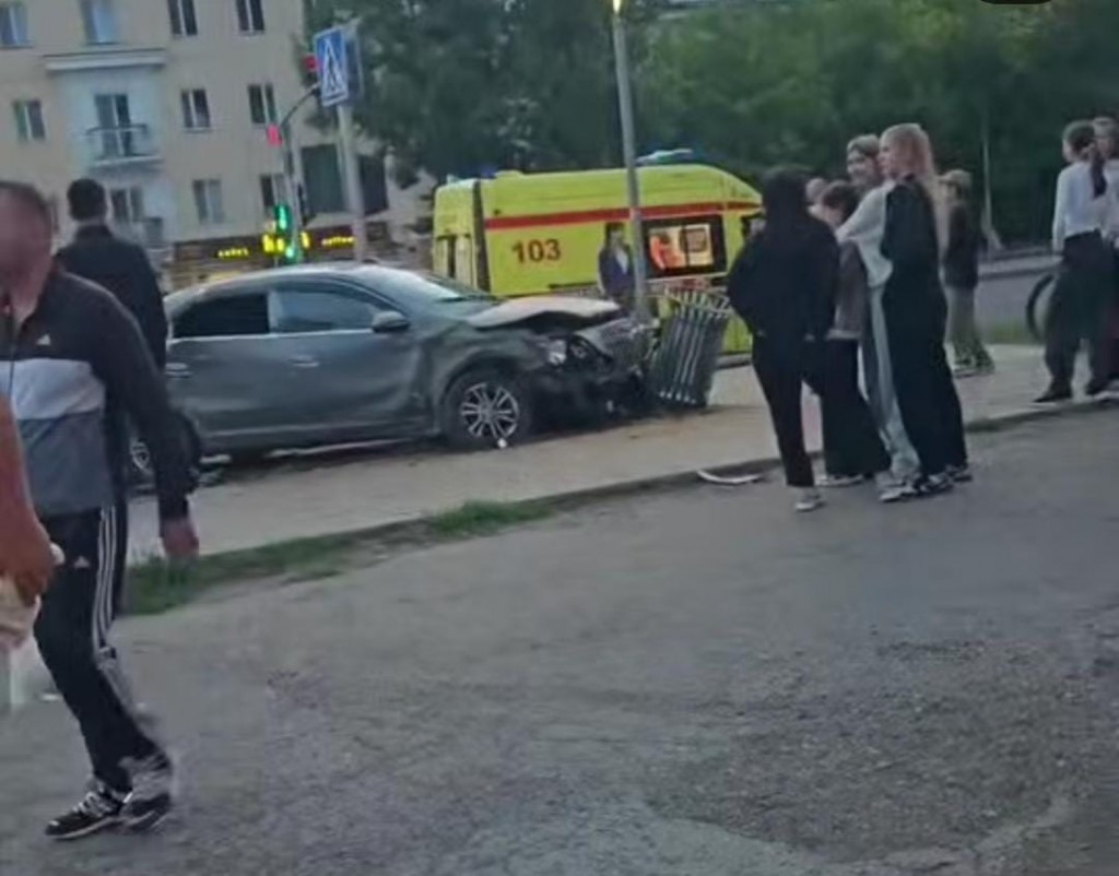 Два автомобиля столкнулись в Караганде: пассажиры пострадали