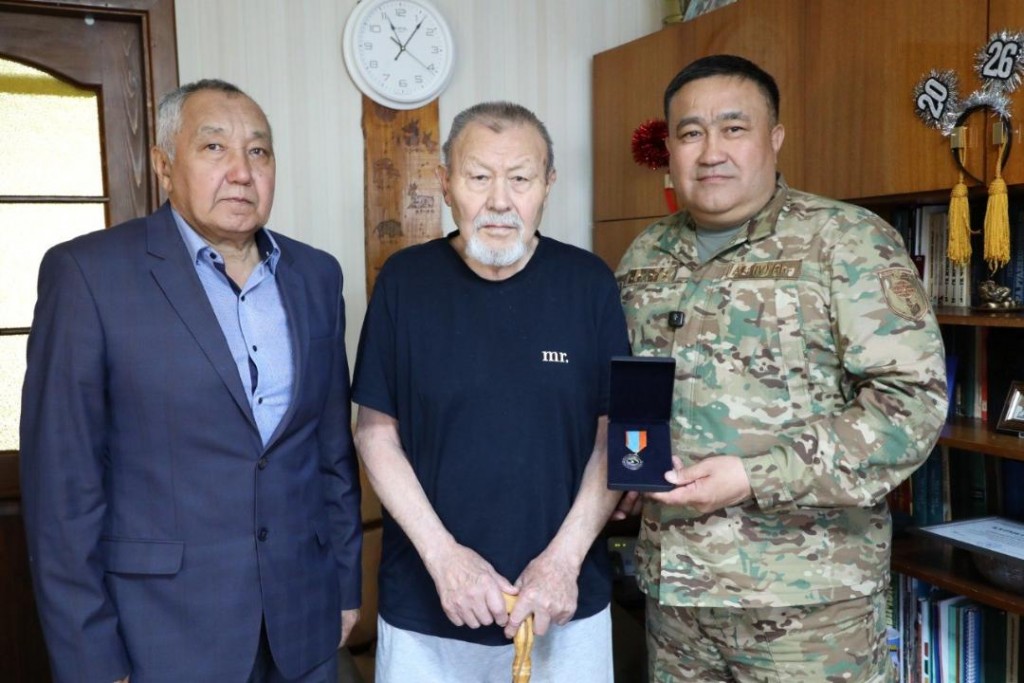 Подвиг, который не забывают: карагандинского ликвидатора наградили к 40-летию Чернобыльской аварии