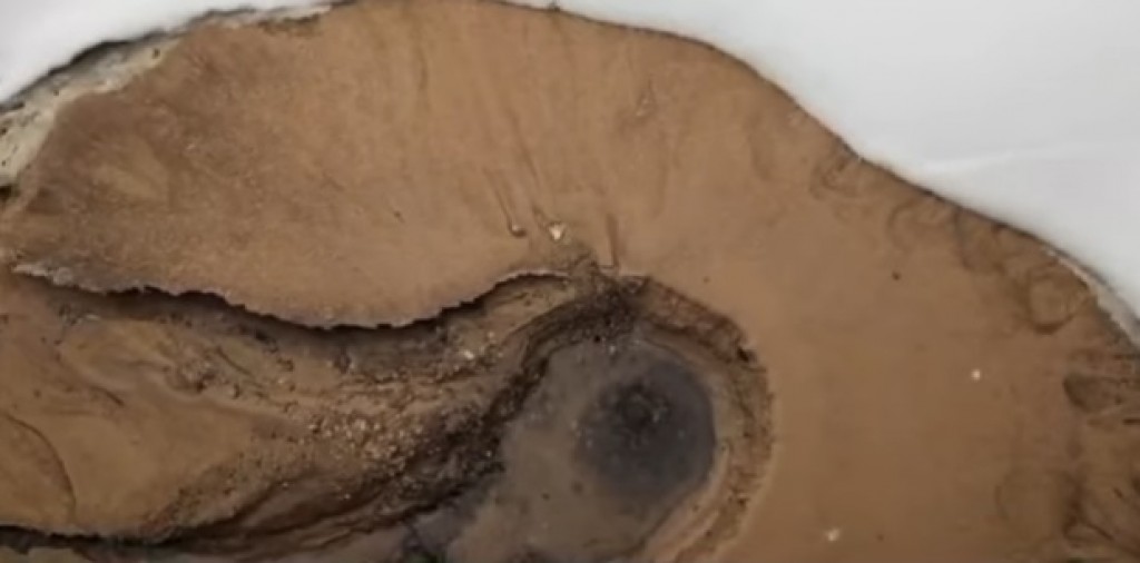 В Караганде устранили водопроводную аварию, которая произошла под несанкционированными постройками