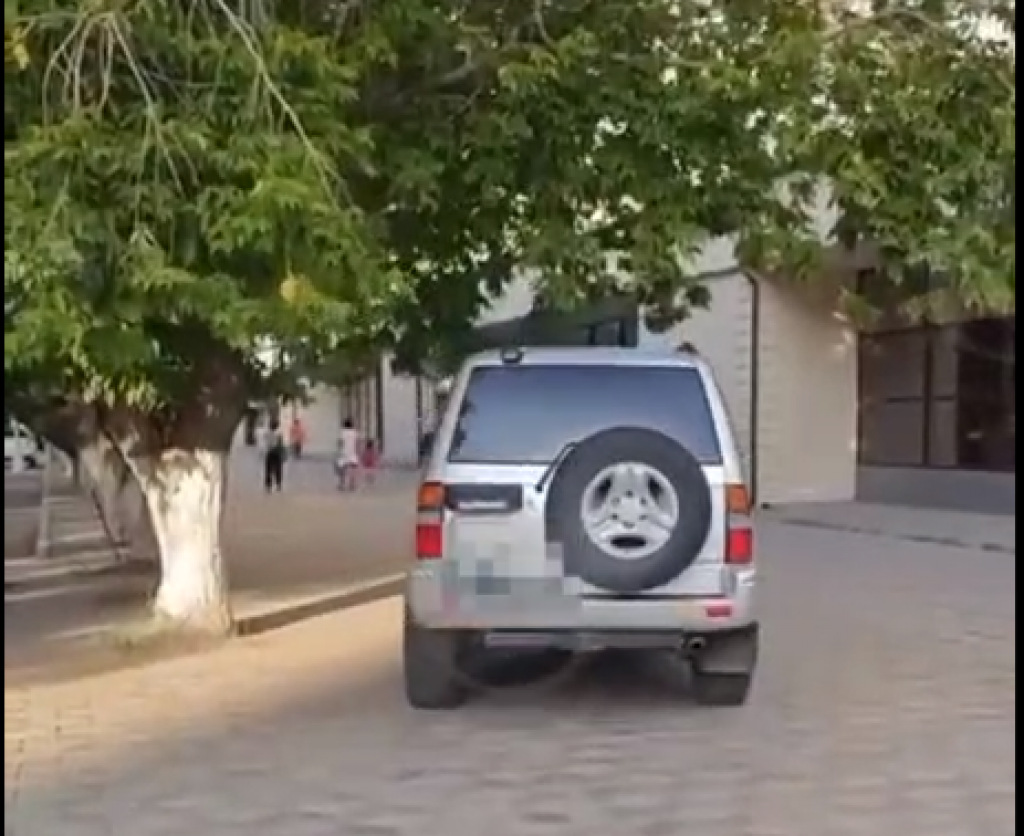 За наглый проезд по тротуару оштрафовали водителя в Караганде