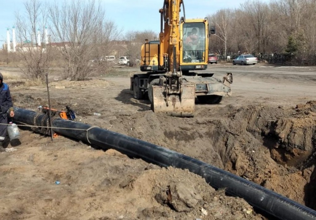 На одной из улиц Караганды по инвестпрограмме меняют трубопровод