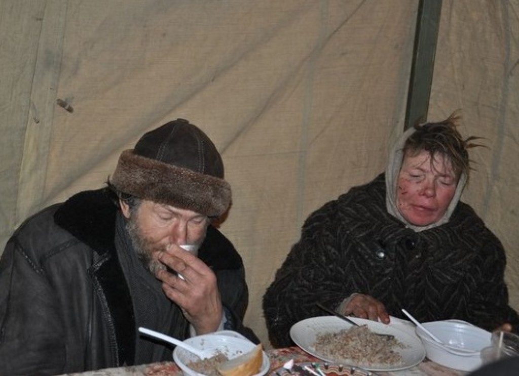 В Караганде рассказали, где можно приклонить голову и поесть бомжам