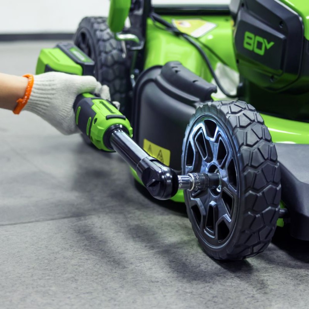 Быстро, точно, легко: новые аккумуляторные гайковёрты Greenworks увеличивают эффективность автосервисов и производственных линий