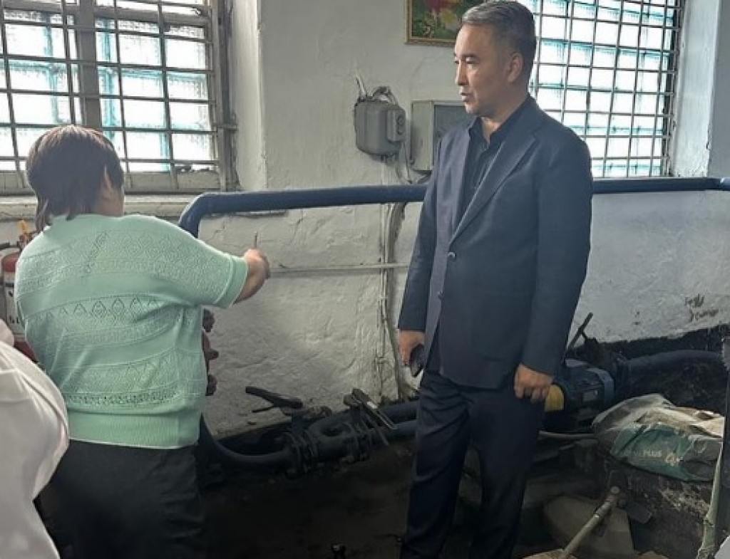 «Ты далеко из Караганды не уедешь», - Мейрам Кожухов отчитал подрядчика, который проводит реконструкцию тепломагистрали