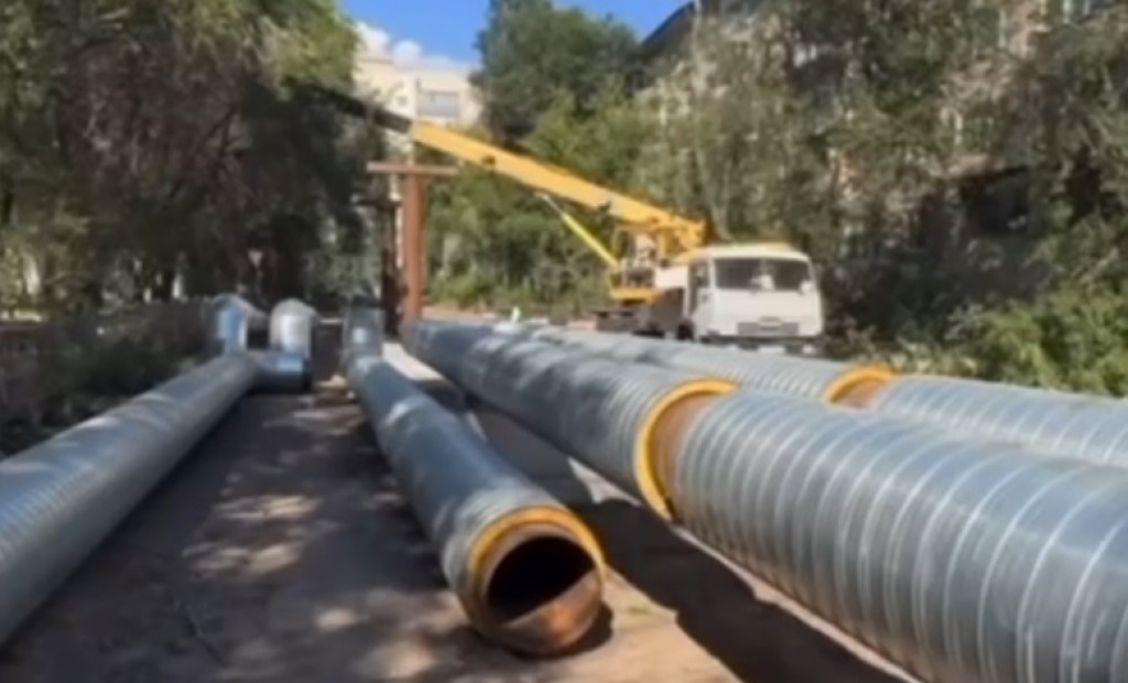 «Мне нужно, чтобы вы кровью расписались» —  аким Караганды проверил ход работ по замене теплосетей