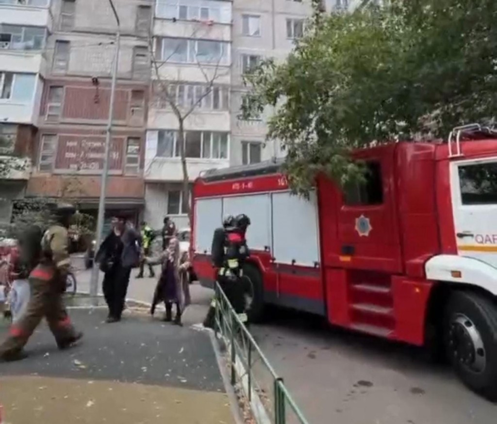 В Караганде спасатели вывели из горящего дома 40 человек