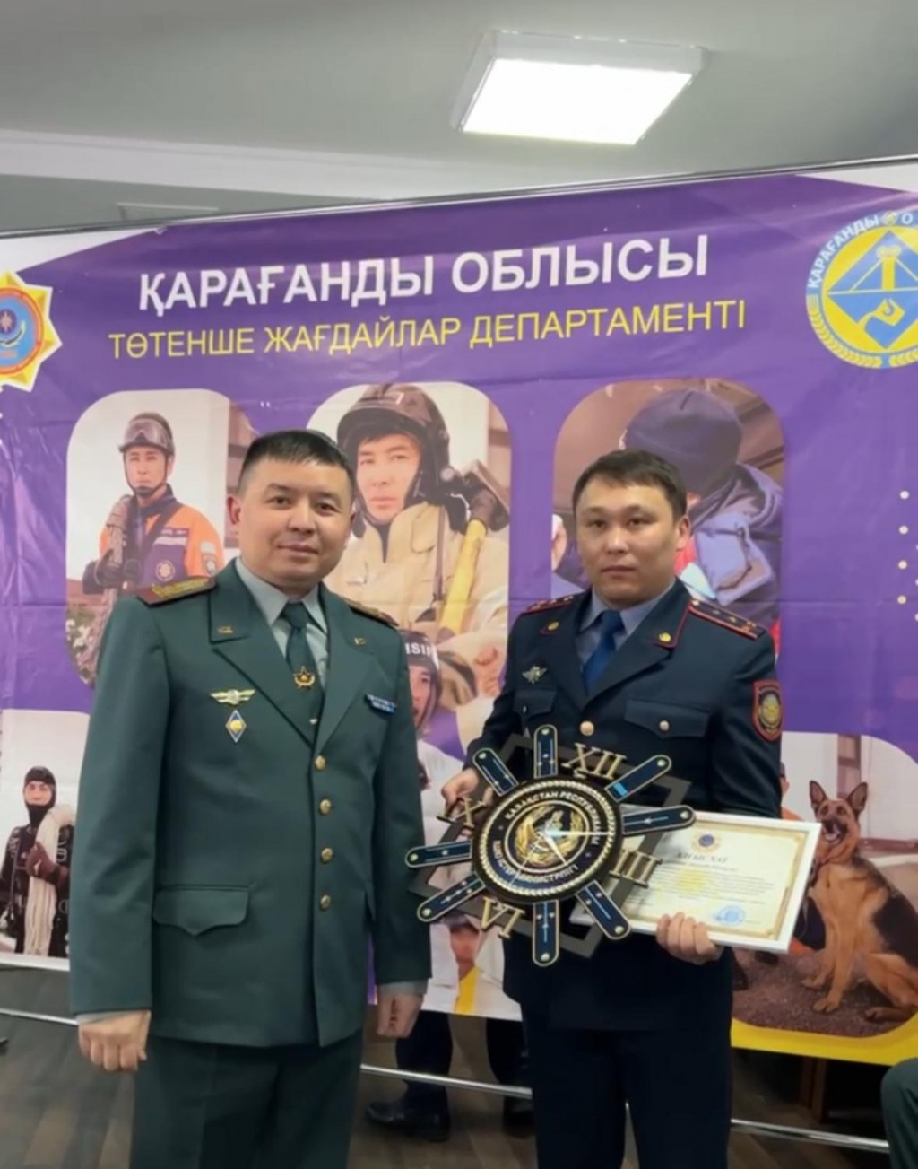 В Сарани наградили полицейского, спасшего людей от пожара