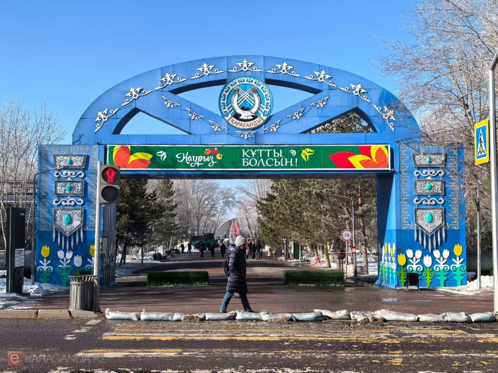 Центральный парк Караганды готовится к Наурызу. Фоторепортаж