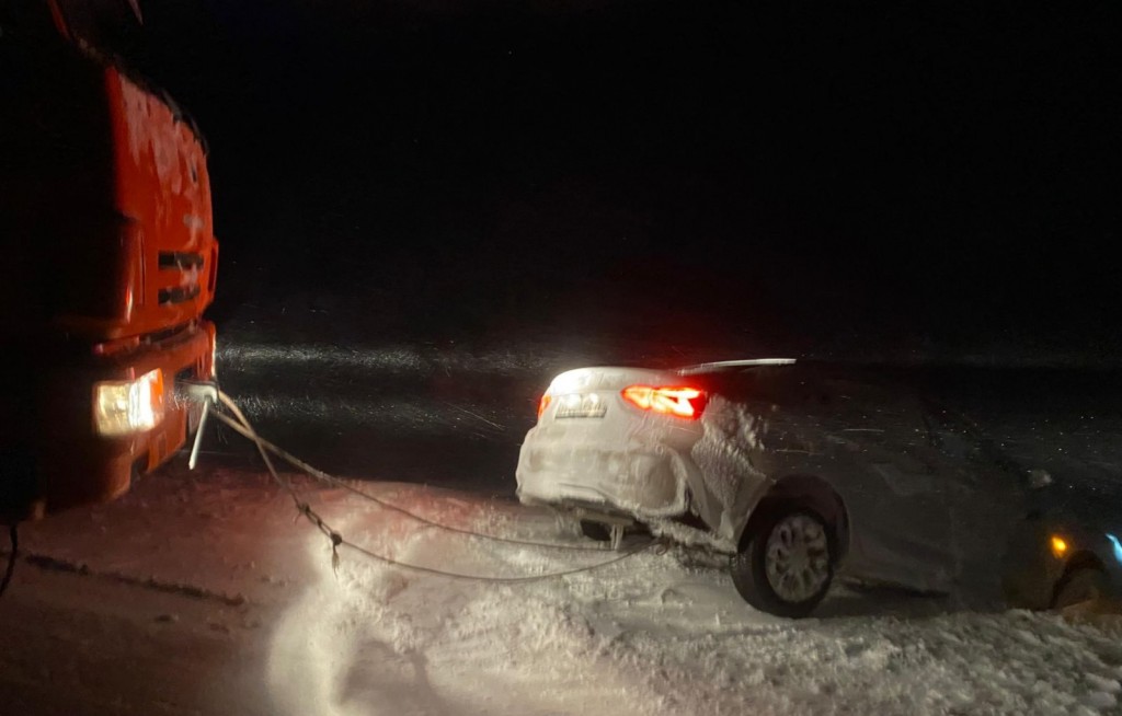 Срочная эвакуация: из снежного плена в Карагандинской области вызволили ещё 20 человек