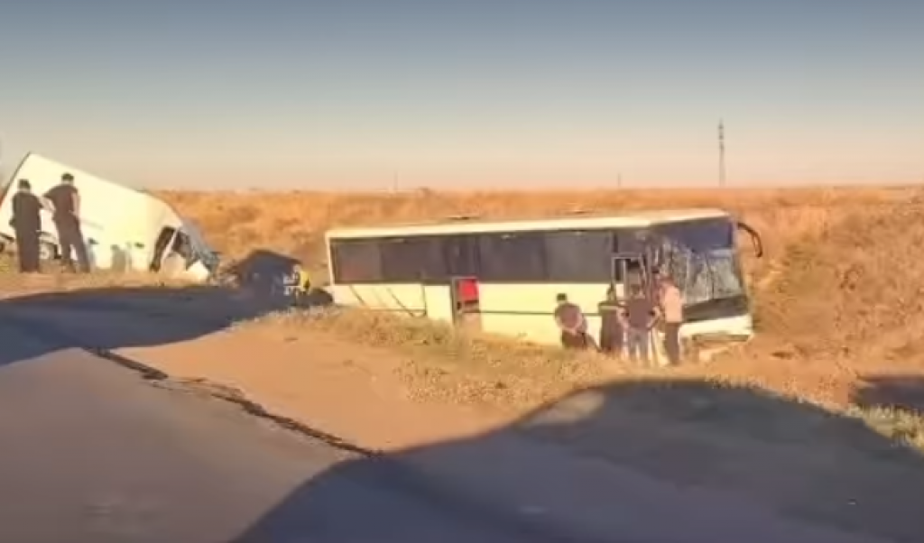 Четыре человека доставили в больницу после ДТП под Карагандой