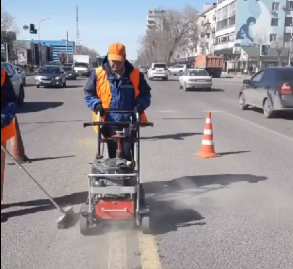 В Караганде готовятся к нанесению новой дорожной разметки